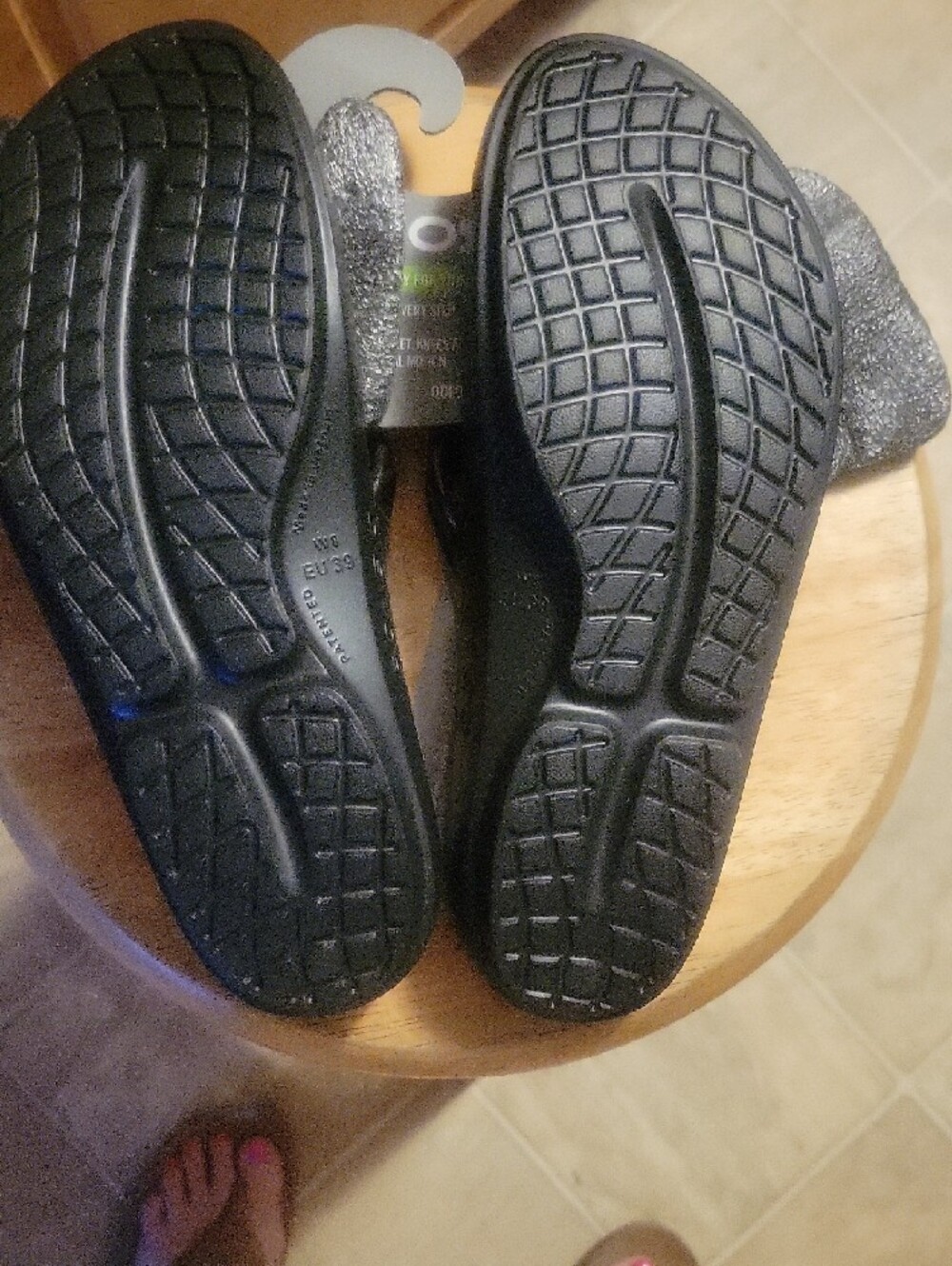 OOFOS Women's Black Thong Sandal with Glossy Straps - Picture 11 of 11